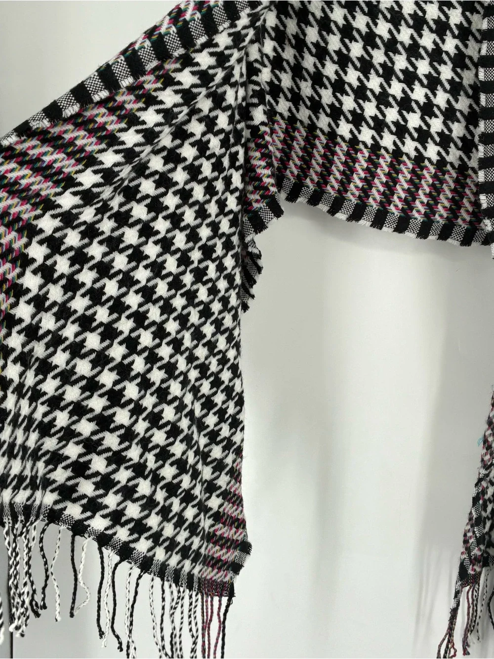 Chicos Houndstooth Fringe Shawl Scarf Cover Black White Colorful Lagenlook